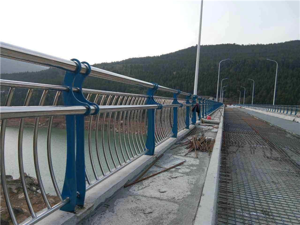 迪庆不锈钢桥梁护栏的特点及其在桥梁安全中的重要作用