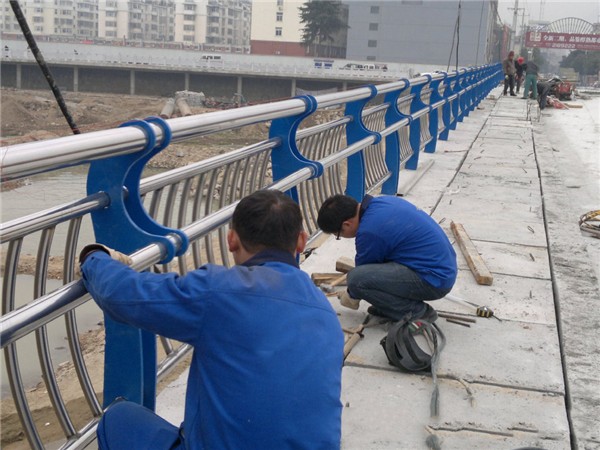 迪庆不锈钢桥梁护栏除锈维护的重要性及其方法