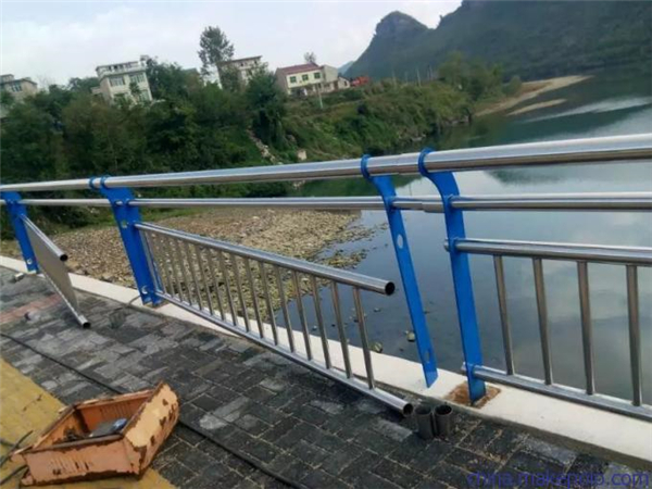 迪庆不锈钢复合管护栏是一种卓越的防护材料
